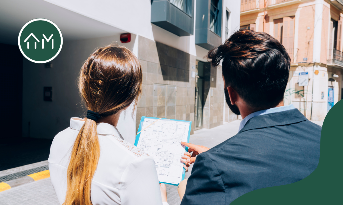 Deux personnes étudient les plans d'un appartement