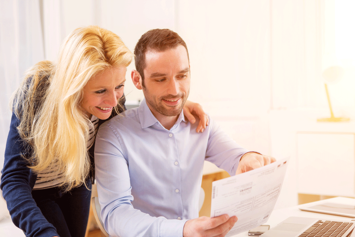 Couple d'investisseurs vérifiant leur déclaration d'impôts en ligne