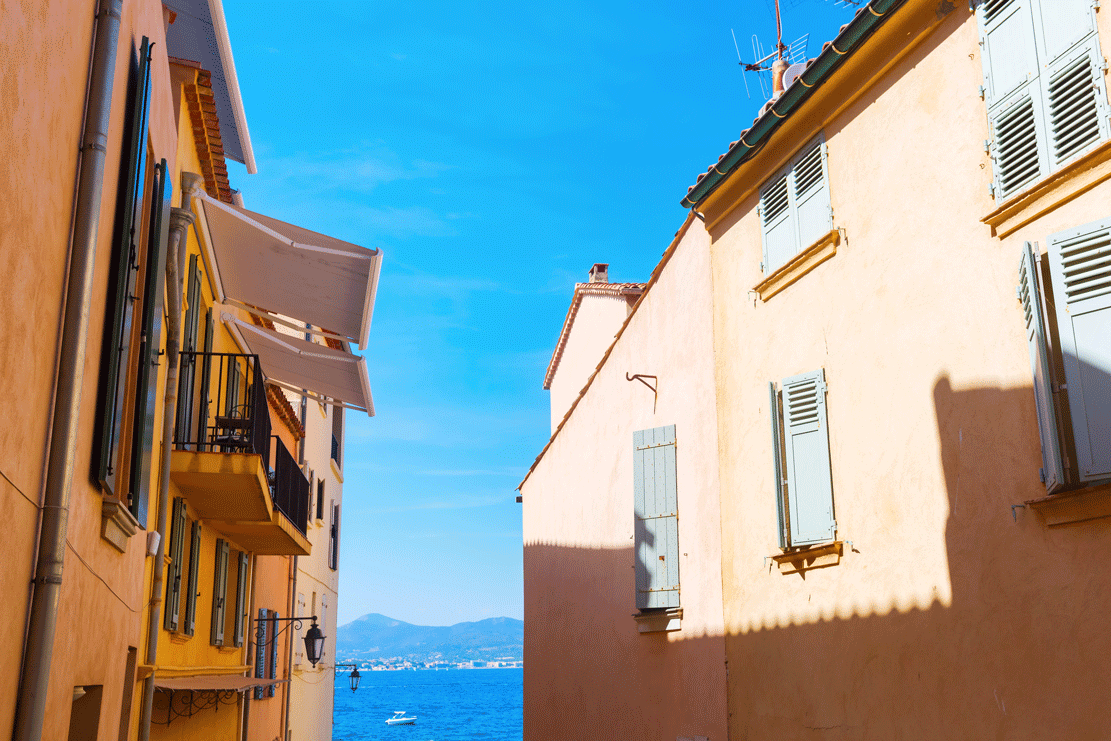 Vue sur des appartements en location de courte durée au bord de la mer