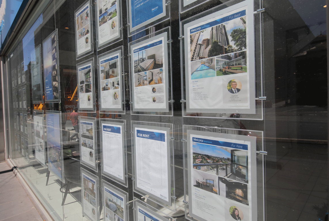 Annonces de location sur la devanture d'une agence immobilière