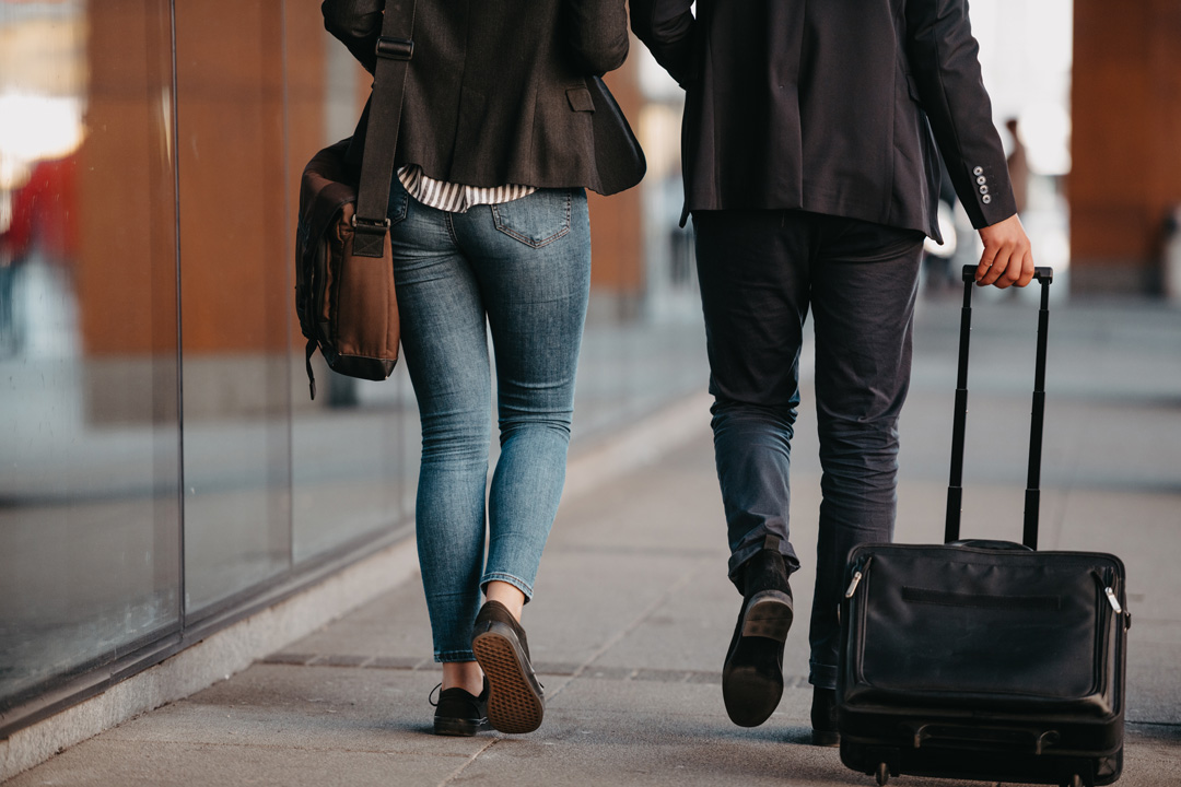 Deux personnes en déplacement professionnel dans une gare
