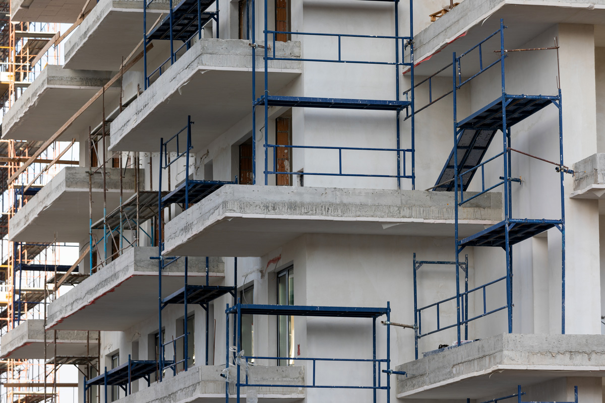 Échafaudage sur la façade d'un bâtiment, représentant des activités de rénovation ou de construction.