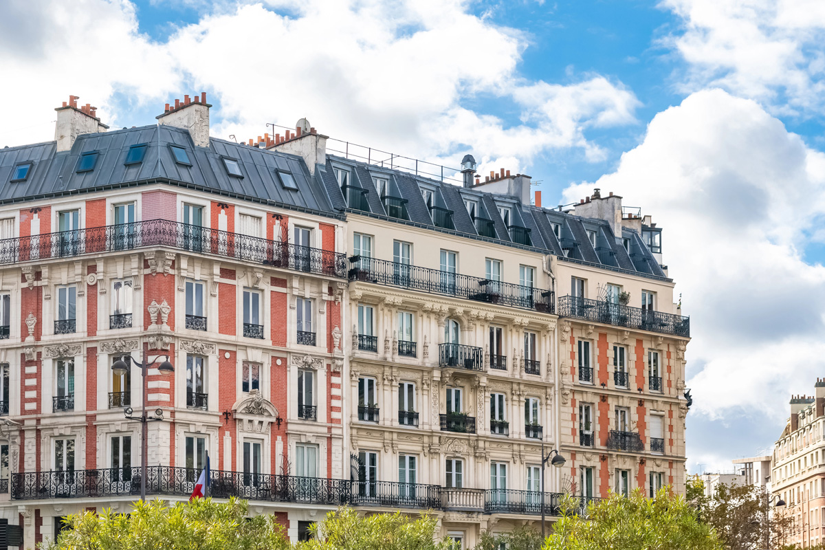 Façade d’immeubles en brique rouge et en pierre de taille à Paris