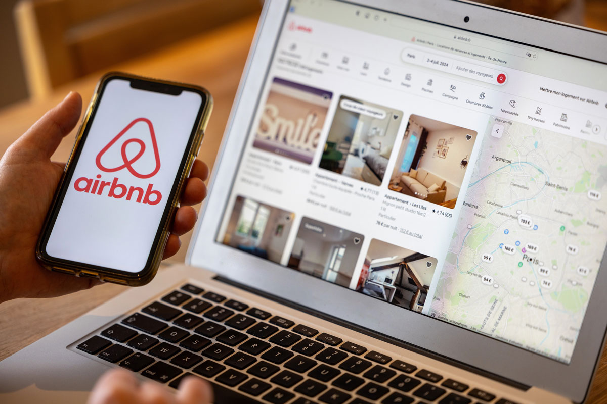 Une personne recherche des appartements à Paris sur le site web AirBnB