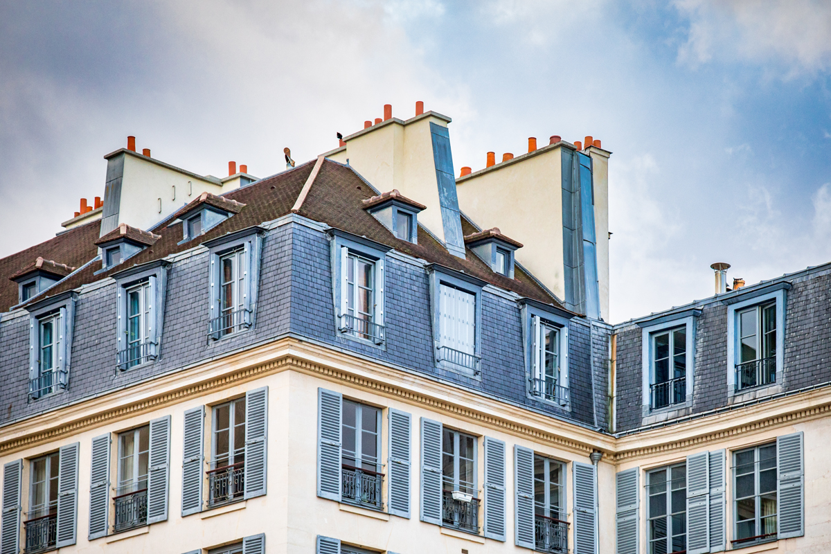 Vue sur des appartements au dernier étage d'un immeuble parisien