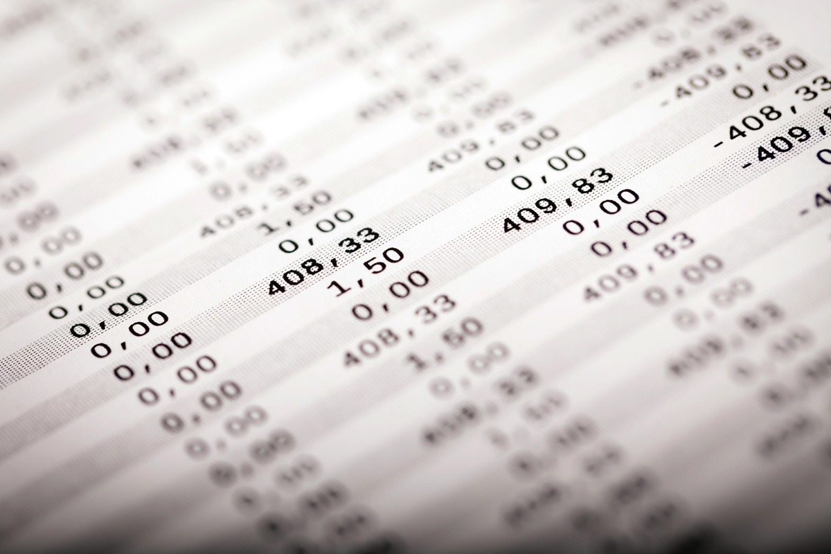 Comptabilité avec des chiffres en colonne sur une feuille de papier