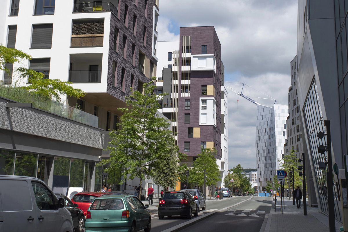 Rue réaménagée avec un programme immobilier neuf et moderne à Massy dans l'Essonne.