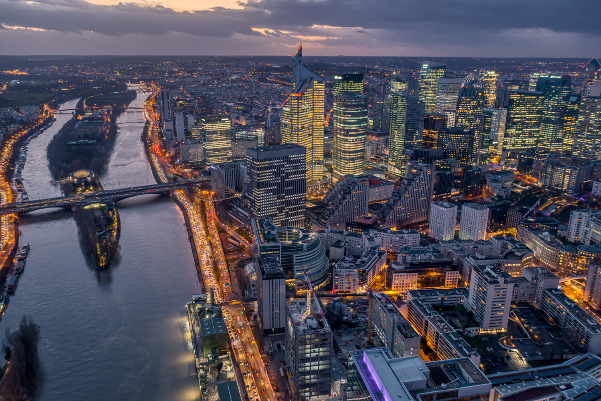 Vue aérienne nocturne sur les grattes ciel du quartier d’affaires de La Défense entre Puteaux, Nanterre et Courbevoie.
