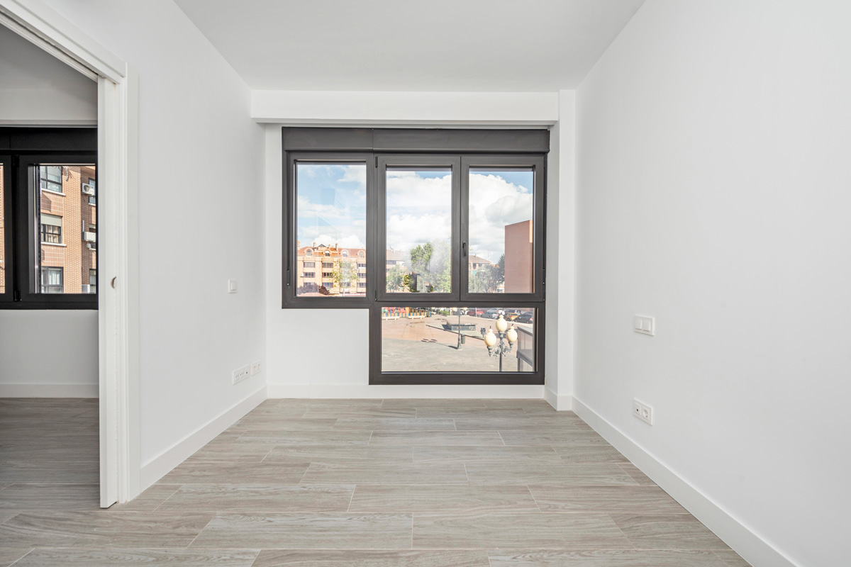 Intérieur d’un appartement avec une vue sur la place d’une ville moyenne