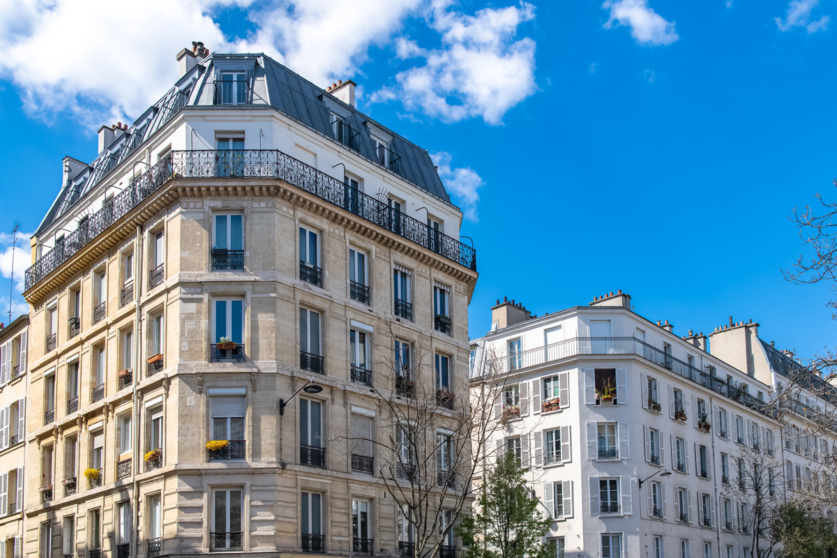 Vue sur des immeubles parisiens dans l’ancien, idéale pour un premier investissement locatif patrimonial
