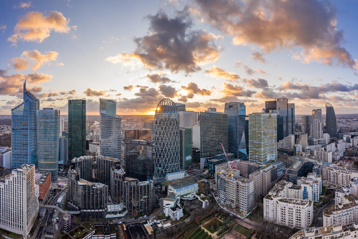 Vue aérienne du quartier d'affaires de la Défense à Courbevoie à quelques kilomètres de Paris