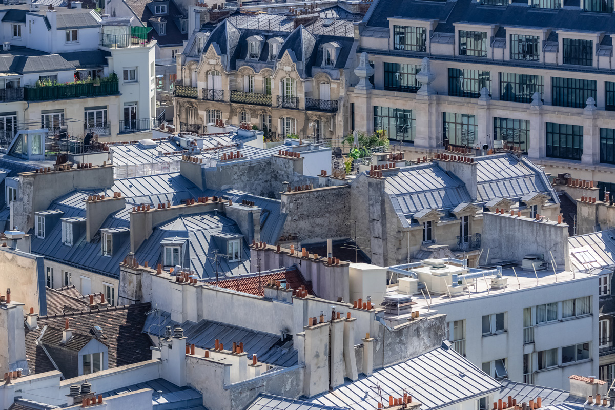Vue sur des petits appartements parisiens sous les toits en zinc