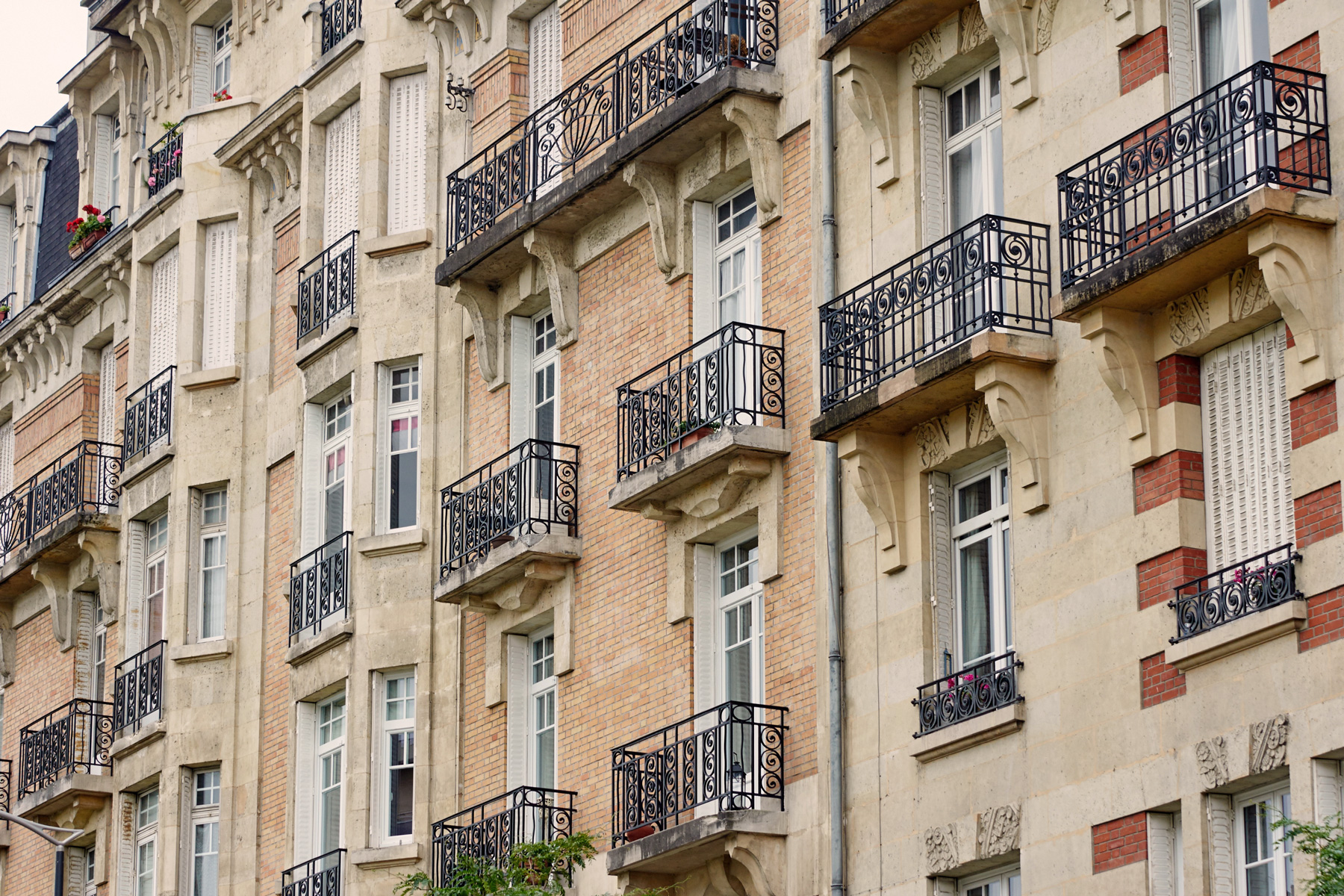 Façade d'un immeuble en pierre de taille à Paris