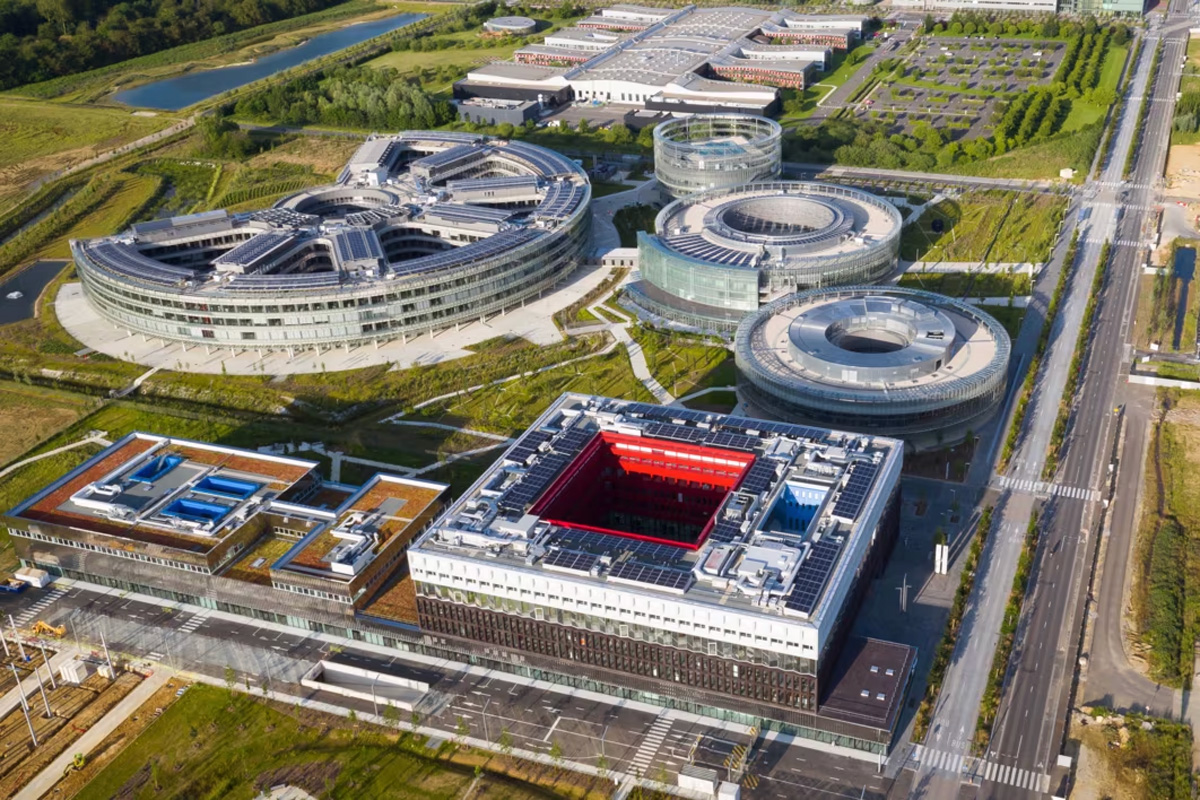 Vue aérienne des bâtiment de l'école Polytechnique sur le plateau de Saclay près d'Orsay
