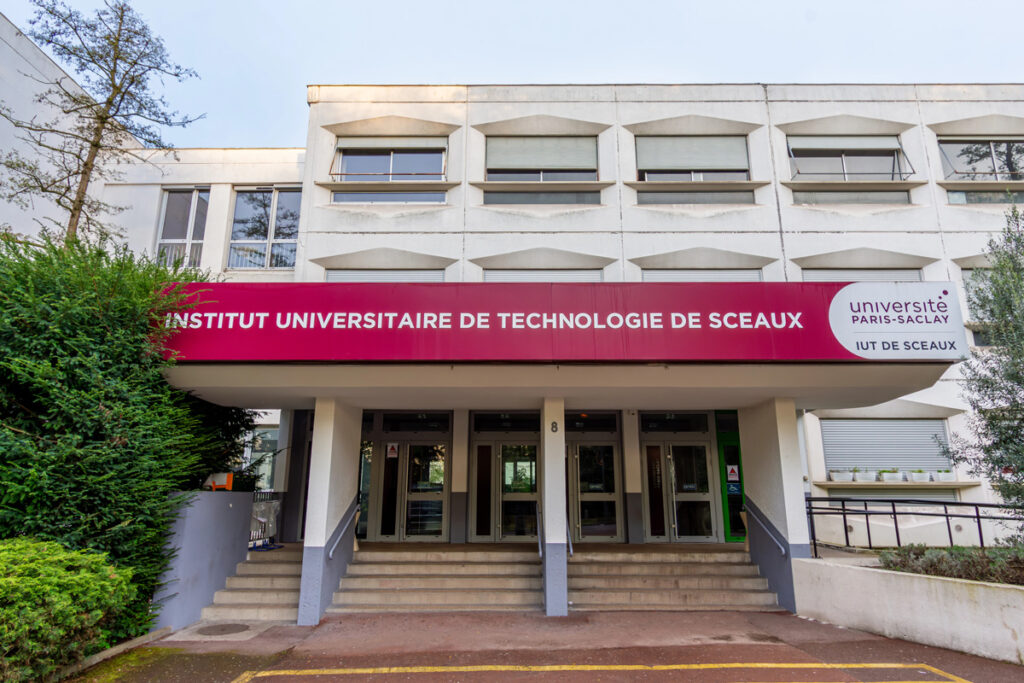 Façade de l'entrée de l'IUT de Paris Saclay qui draine un grand nombre d'étudiants dans les environs à la recherche d'un logement