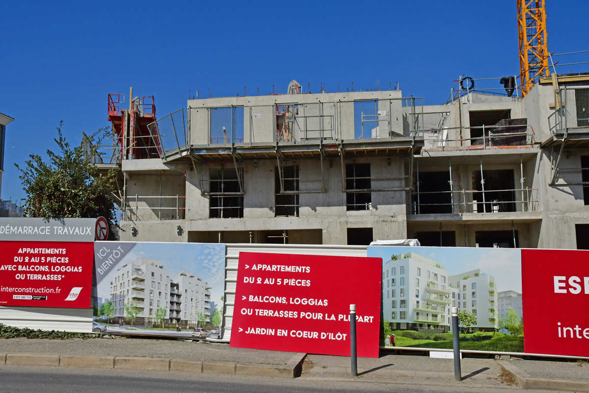 Bail à construction : bâtir sans acheter le terrain, un levier pour investisseurs avisés