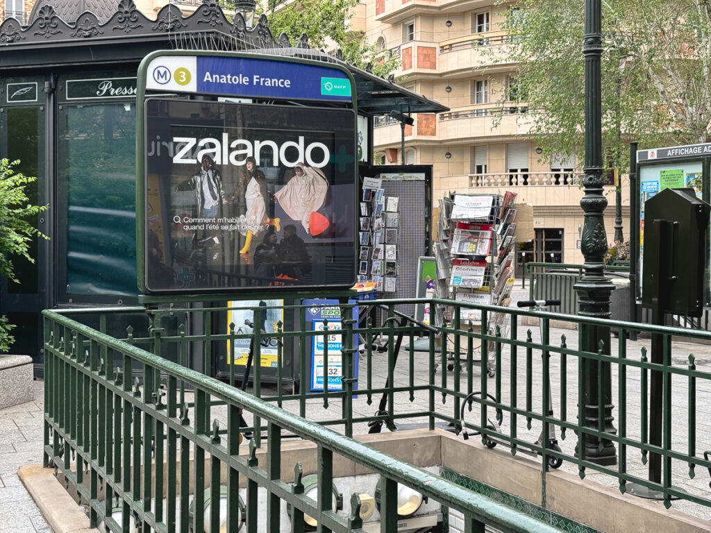 Entrée de la station de métro Anatole France sur la ligne 3 à Levallois-Perret