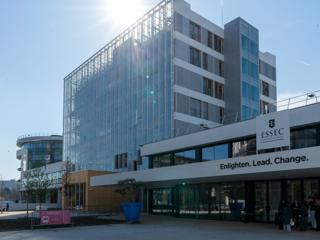 Façade de l'entrée de l'école de commerce de l'ESSEC à Cergy