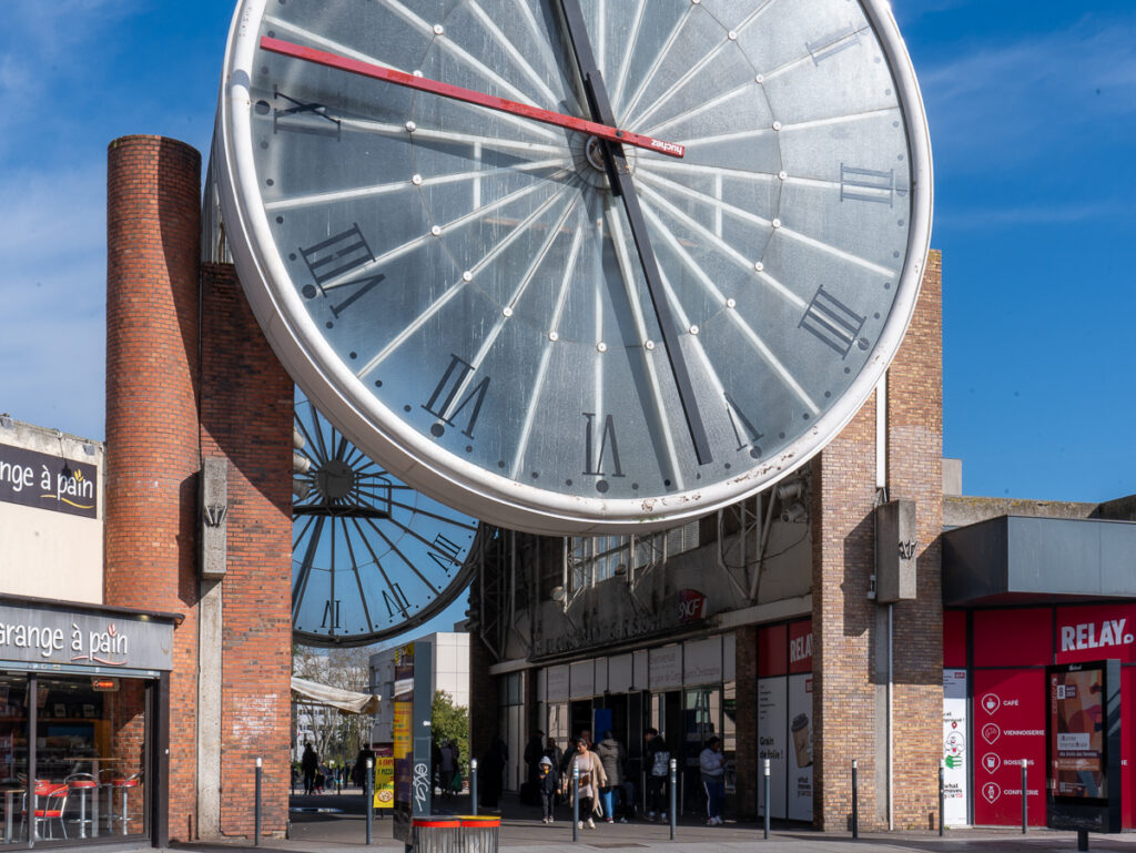Grande horloge devant l'entrée de la gare du RER A Cergy Saint-Christophe