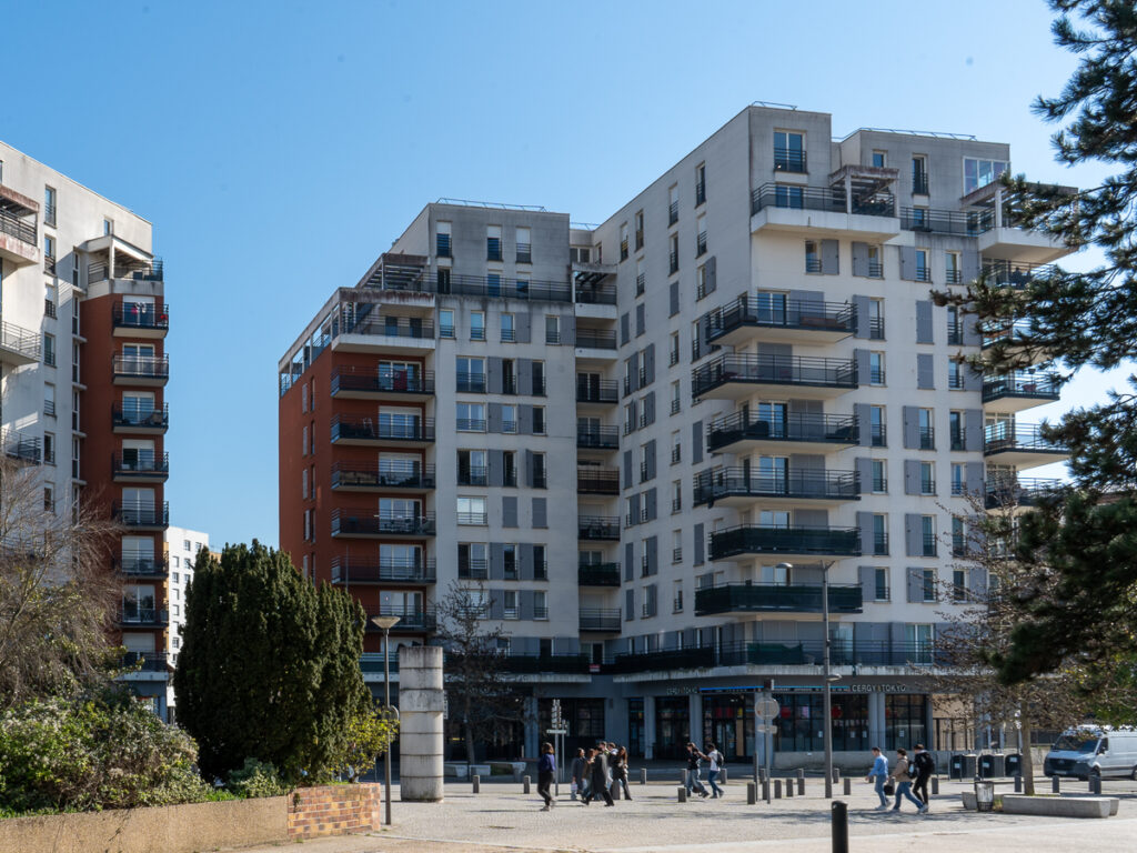 Logement étudiants à Cergy situés en face de l'entrée de l'ESSEC