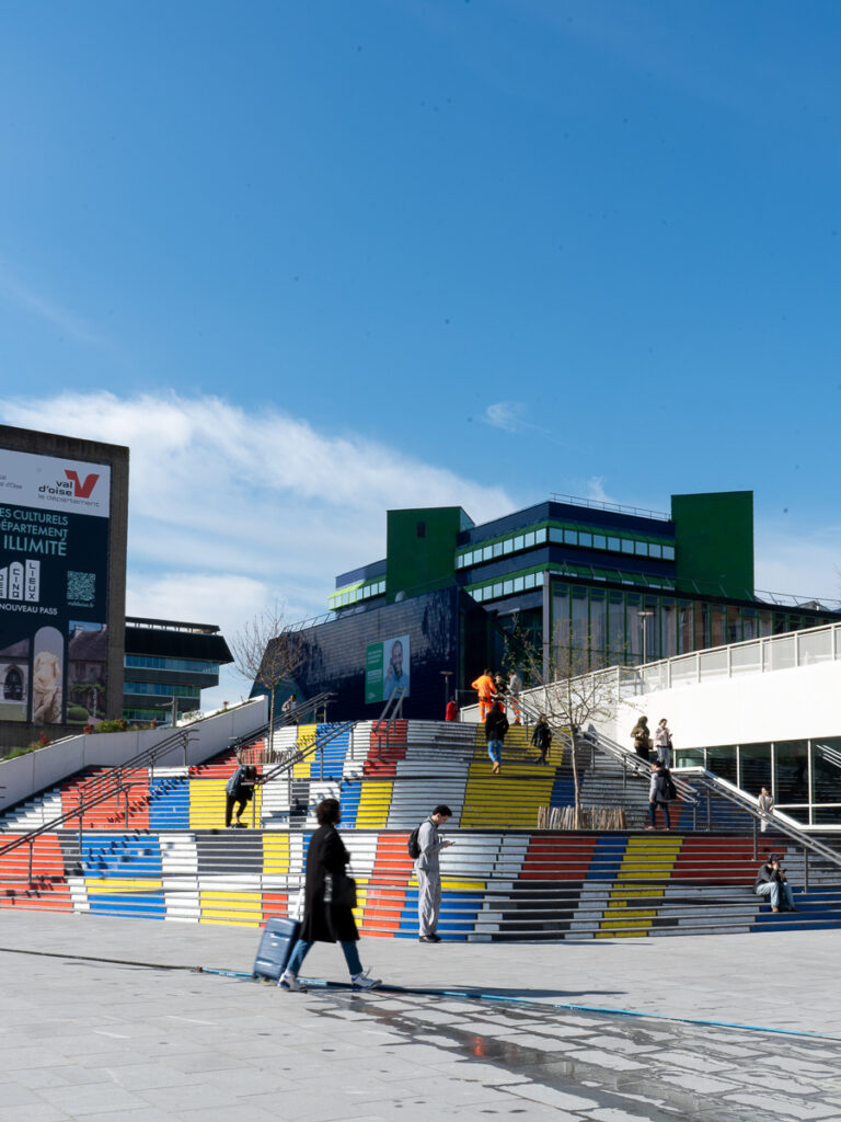Escaliers colorés en face de l'entrée de la station du RER A Cergy Préfecture