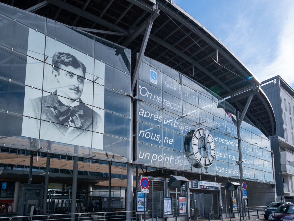 Façade de la gare de Cergy Le Haut