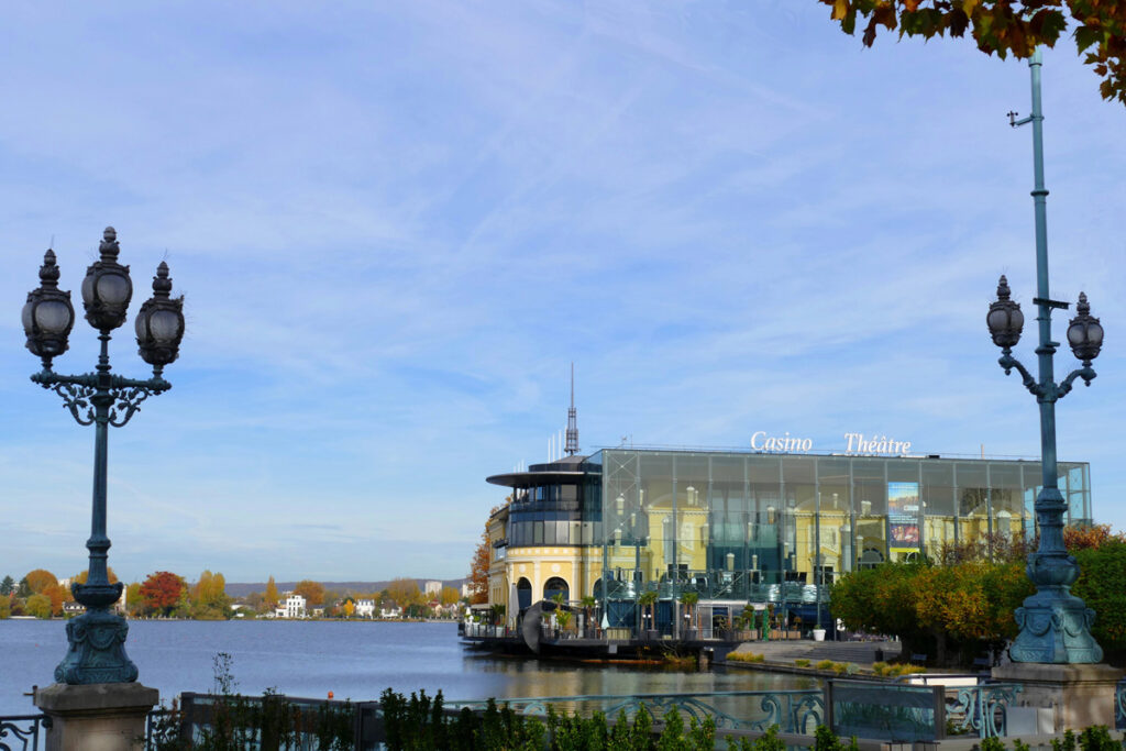 Vue sur le lac et le casino d'Enghien-les-Bains