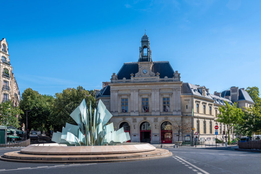Fontaine et mairie du 20e arrondissement de Paris sur la place Gambetta