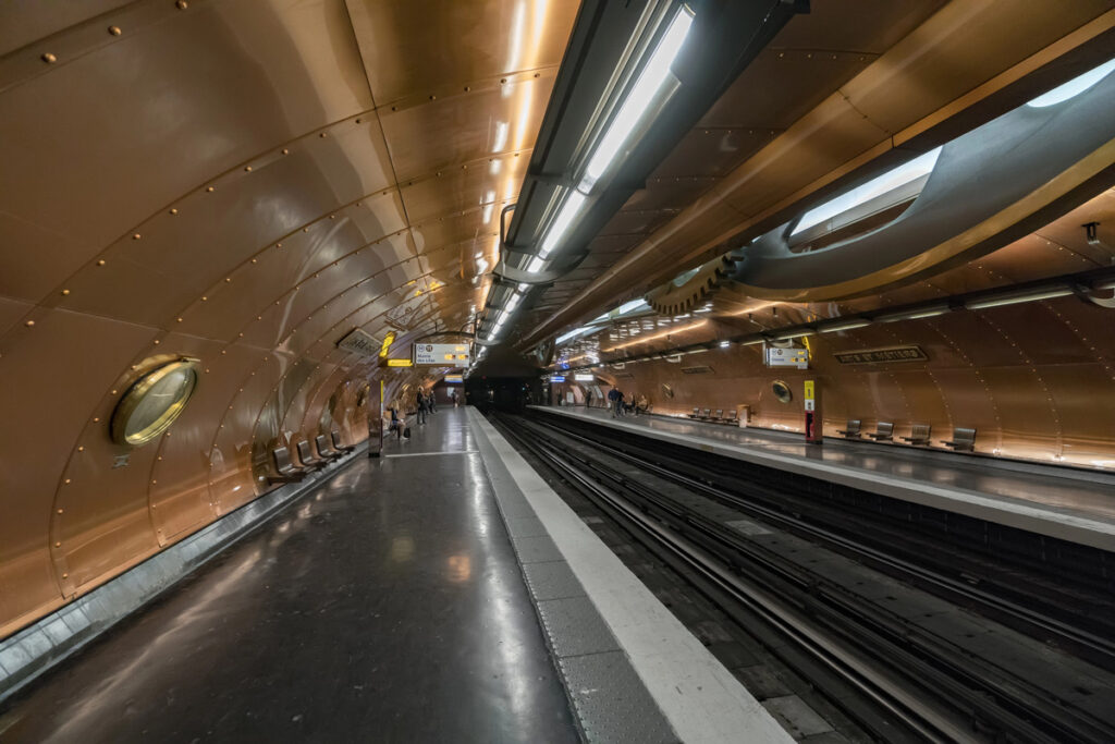 Station de métro Arts et Métiers avec son carrossage en cuivre qui imite l'intérieur d'une machine Steampunk industrielle