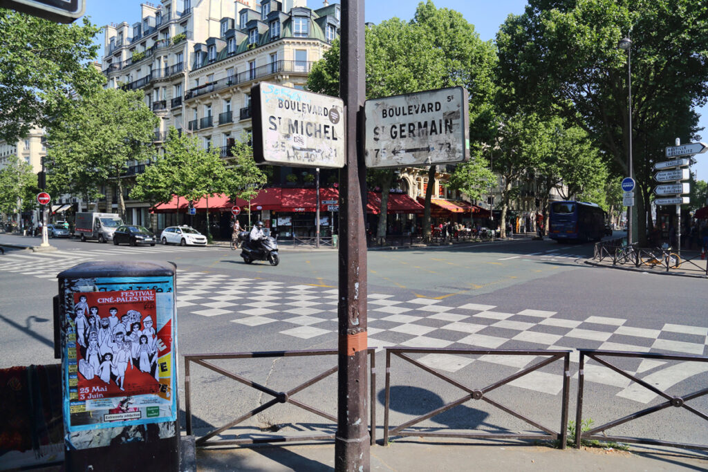 Angle entre les boulevards Saint-Germain et Saint-Michel dans le 5e arrondissement de Paris
