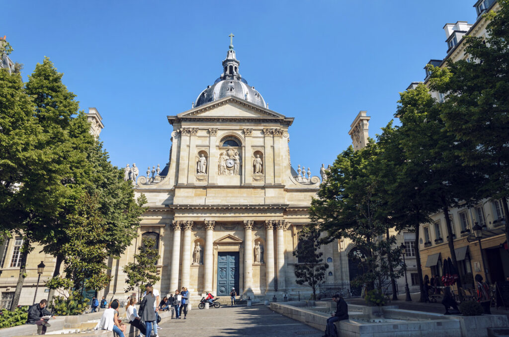 Entrée de l'université Sorbonne dans le 5e arrondissement de Paris