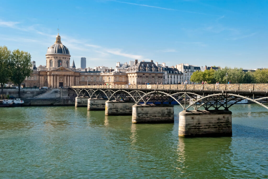 Pont des arts et Institut de France qui longe les berges de la Seine