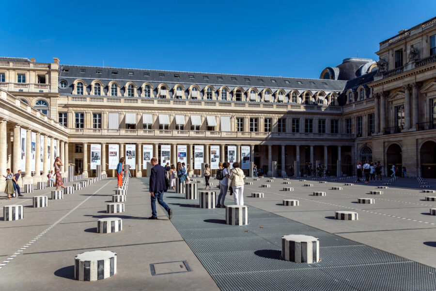 Colonnes de Buren dans la cour du Palais-Royal dans le 2e arrondissement de Paris