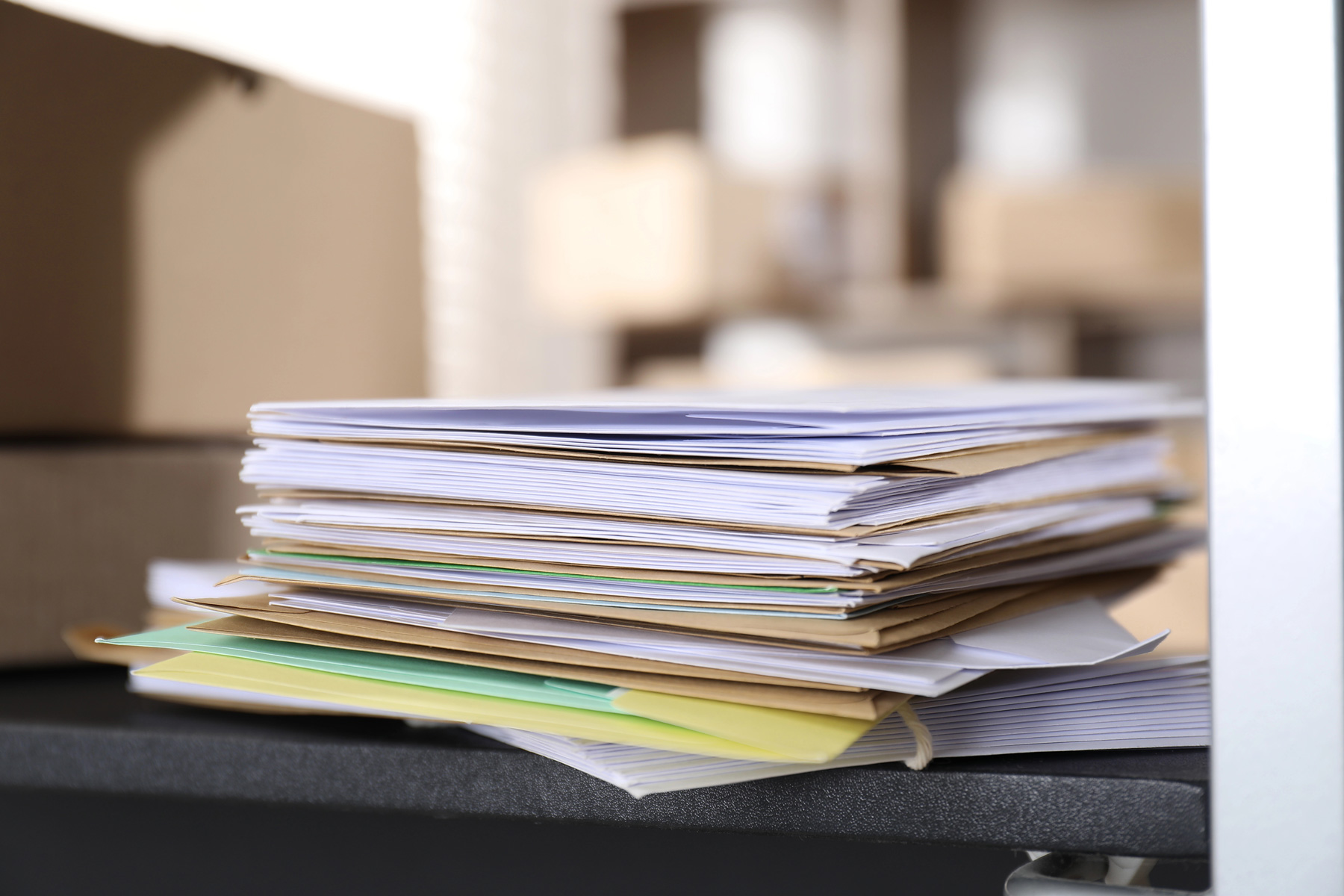 Pile de document et de contrats qui symbolise les aspects administratifs et fiscaux d'un investissement locatif clé en main