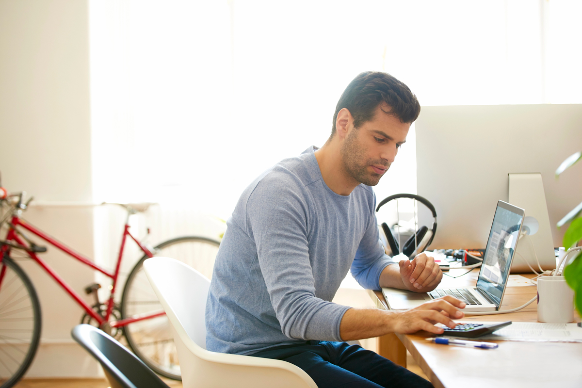 Un homme utilise une calculatrice