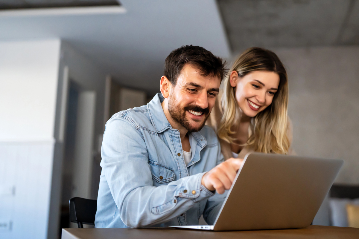 Un couple compare des options de financement sur un ordinateur