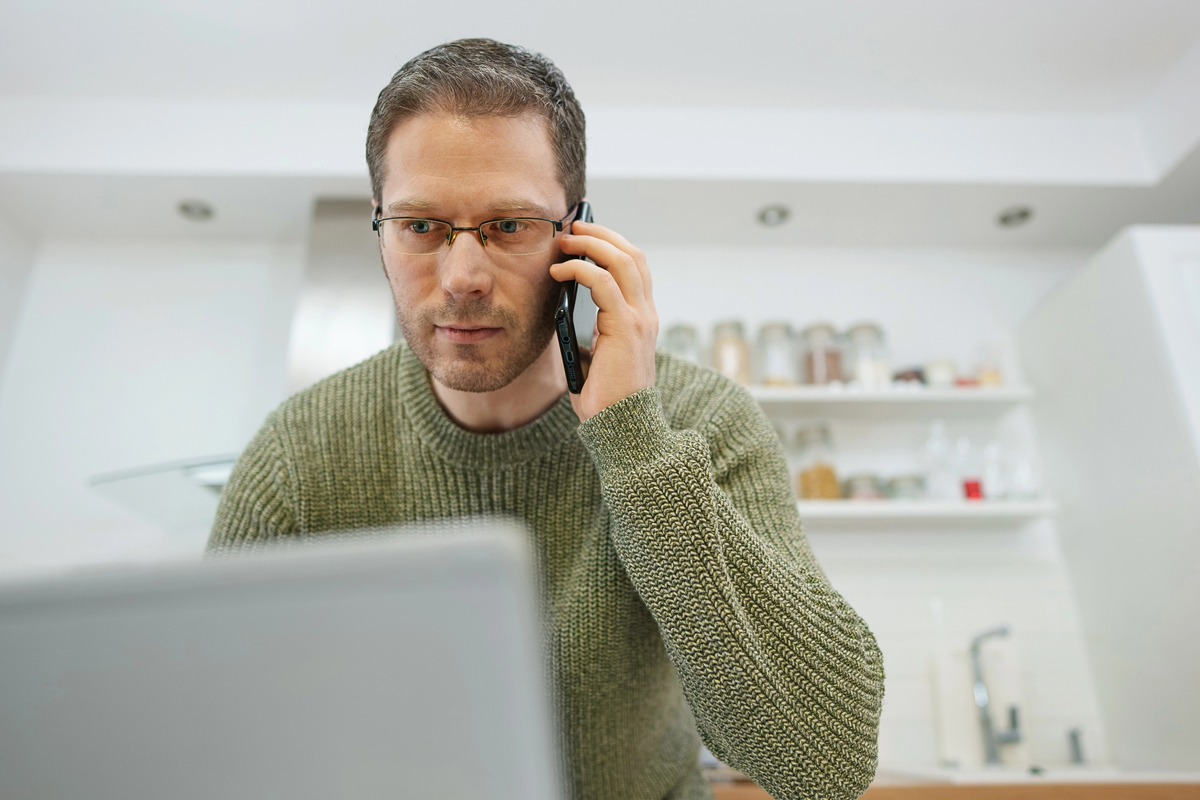 Un homme au téléphone l'air interrogé
