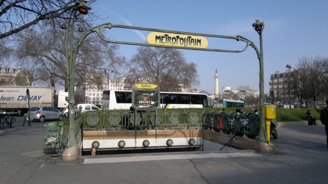 Entrée du métro sur la place de la Nation à Paris