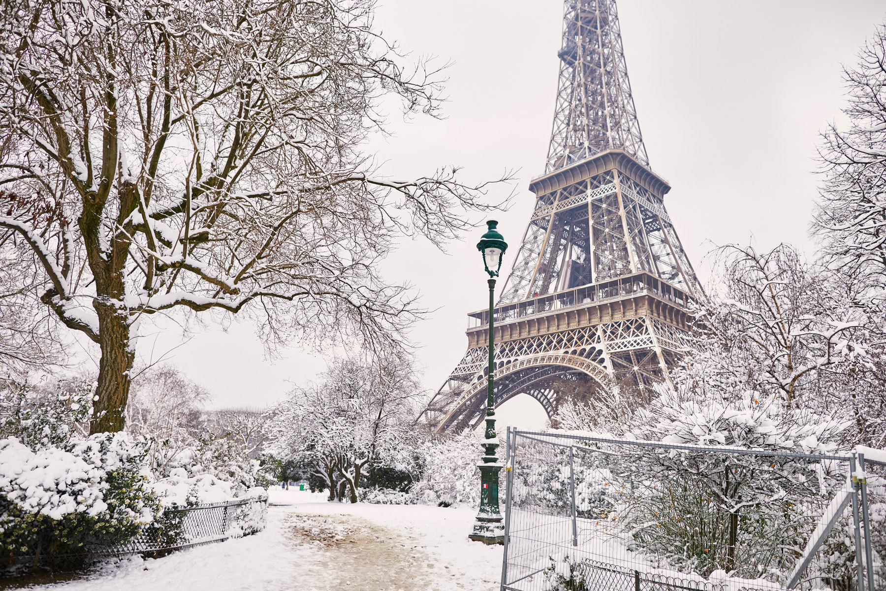 Vue sur la tour Eiffel enneigée symbolisant l'hiver et le passage à la nouvelle année
