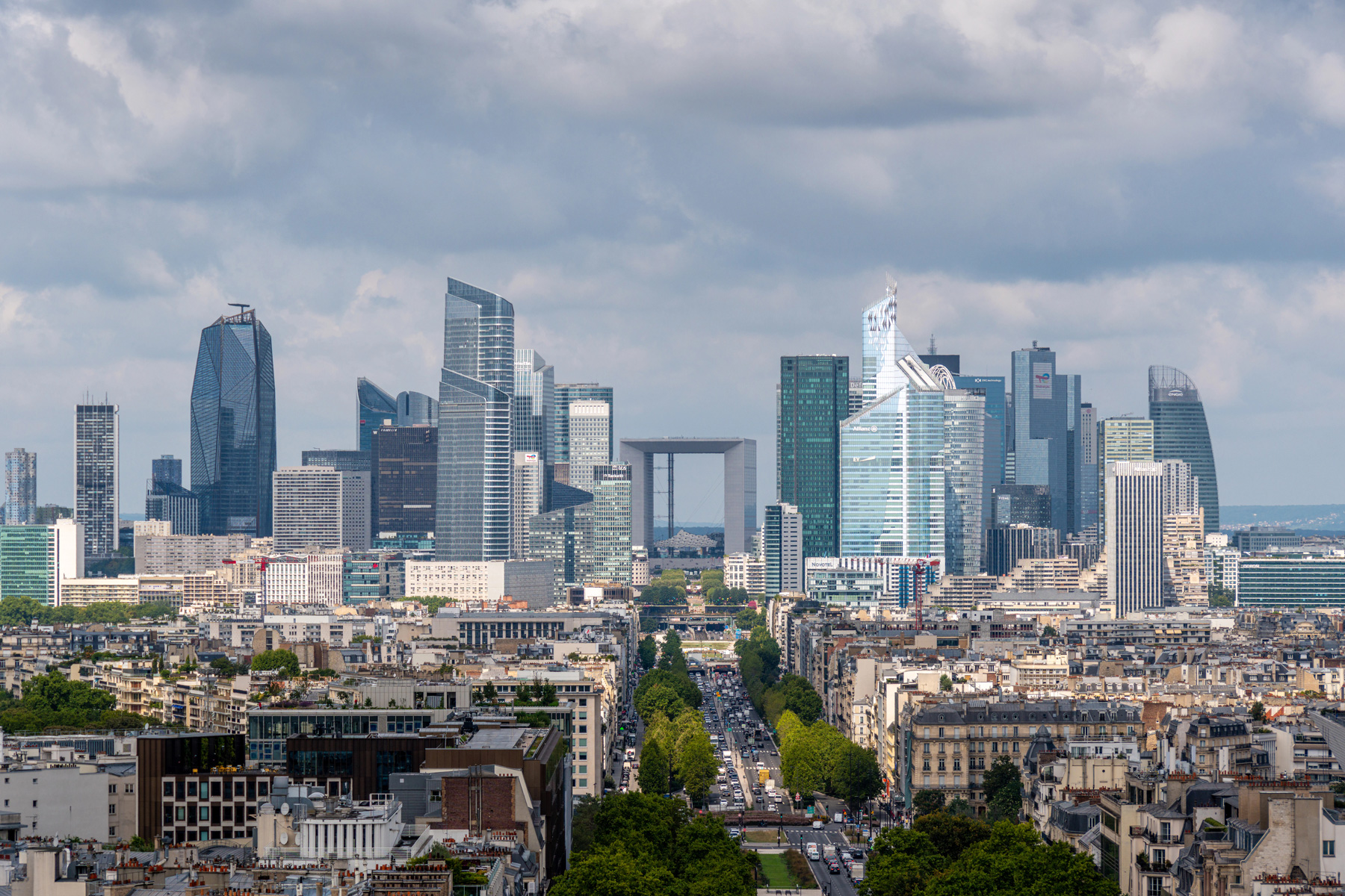 Vue aérienne sur le quartier d'affaires de Paris La Défense symbolisant la dynamique de l'investissement immobilier dans la région francilienne