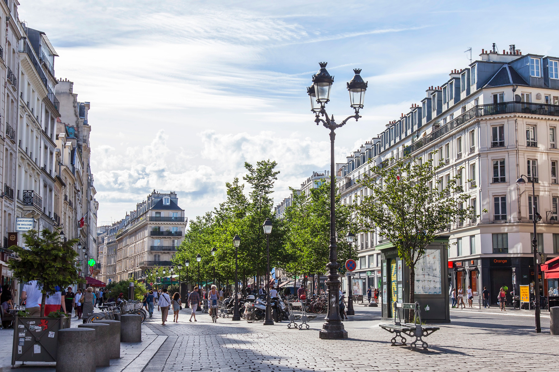 Vue dans une rue piétonne de Paris