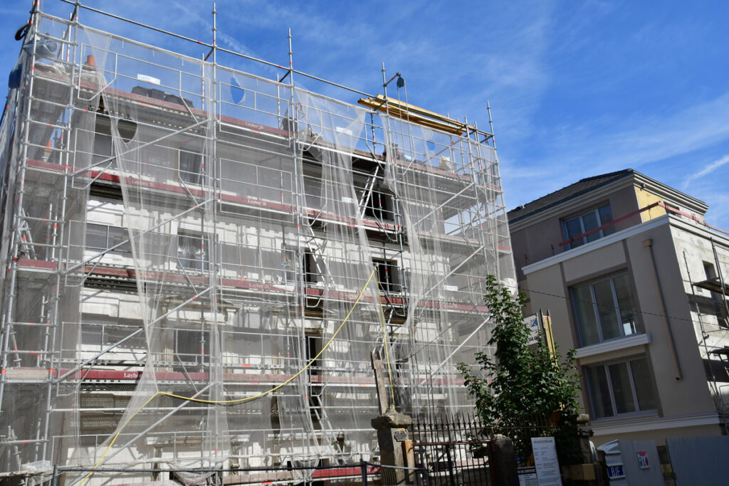 Chantier de rénovation d'un petit immeuble à Poissy avec des échafaudages sur la façade