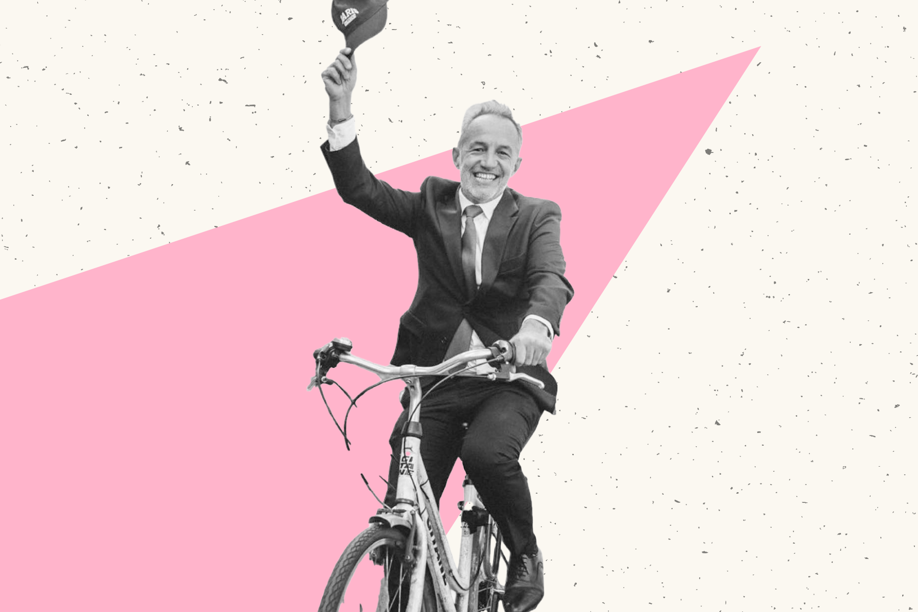 Le nouveau maire de Paris Emmanuel Grégoire circulant à vélo dans les rues de Paris après sa victoire aux municipales.