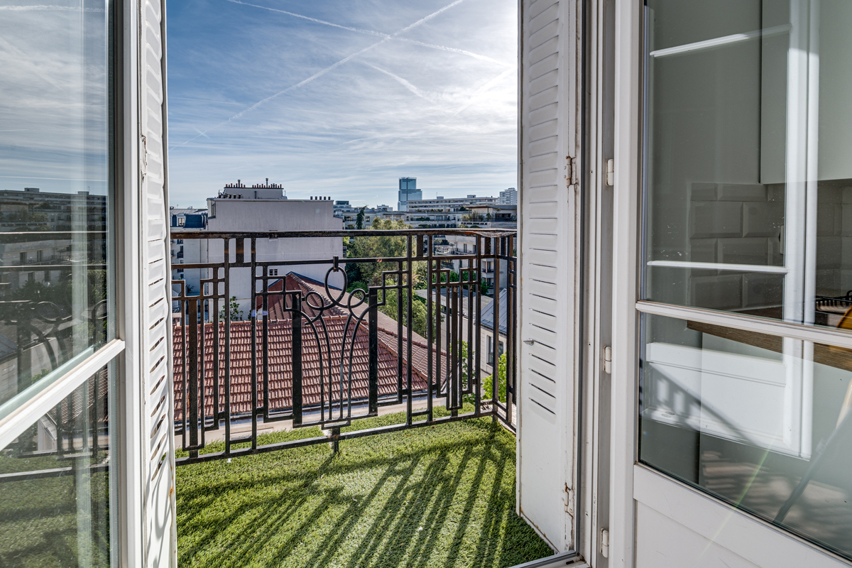 Vue sur Levallois-Perret et le Tribunal de Paris depuis le balcon d'un appartement rénové par ImAvenir