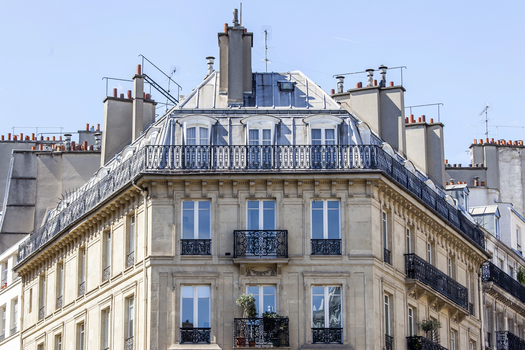 Façade d'une immeuble haussmannien à Paris