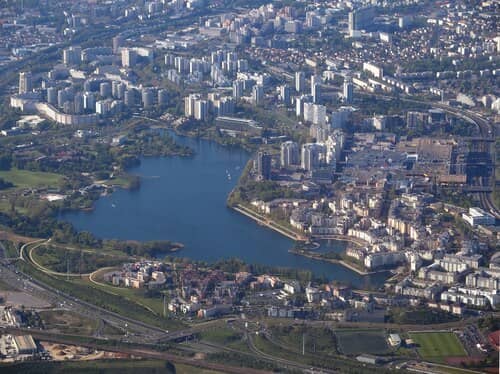 Vue panoramique et aérienne de Créteil ainsi que du lac.