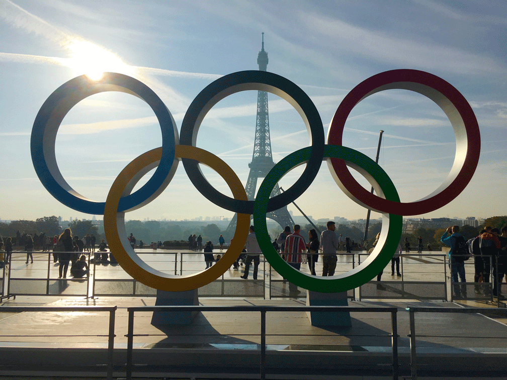 Anneaux des jeux olympiques sur la terrasse du palais de Chaillot face à la Tour Eiffel à Paris.