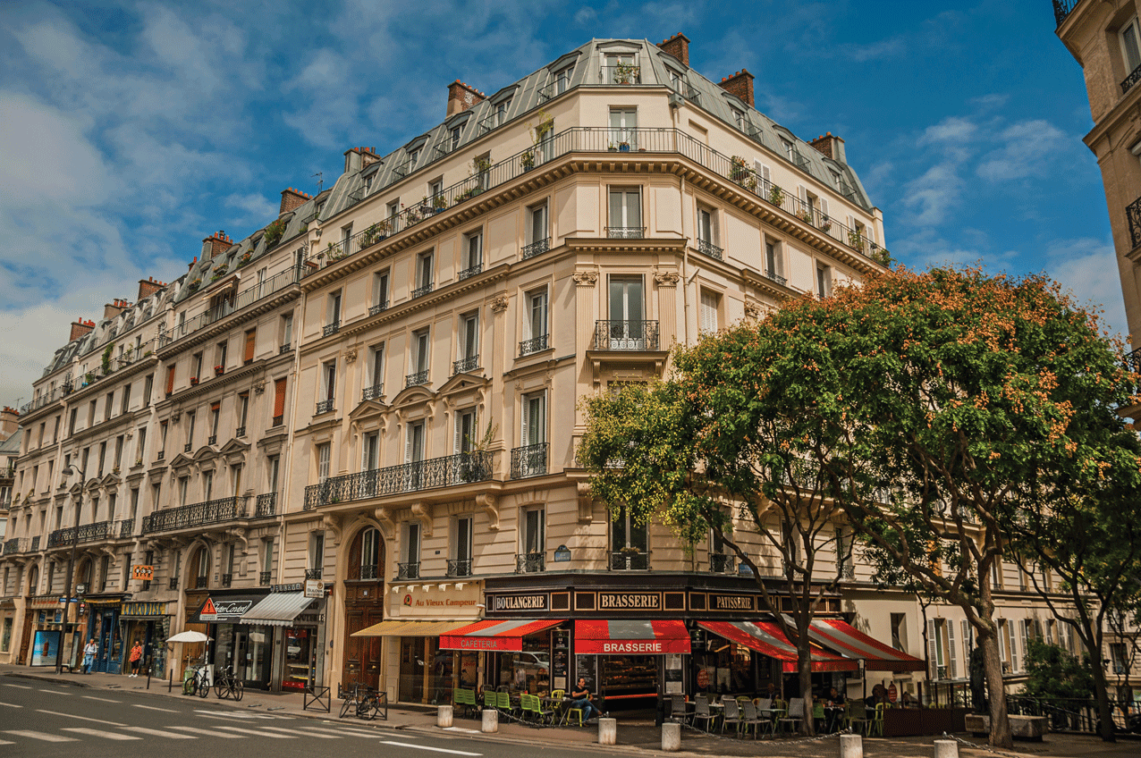 Façade d'un immeuble haussmannien à Paris