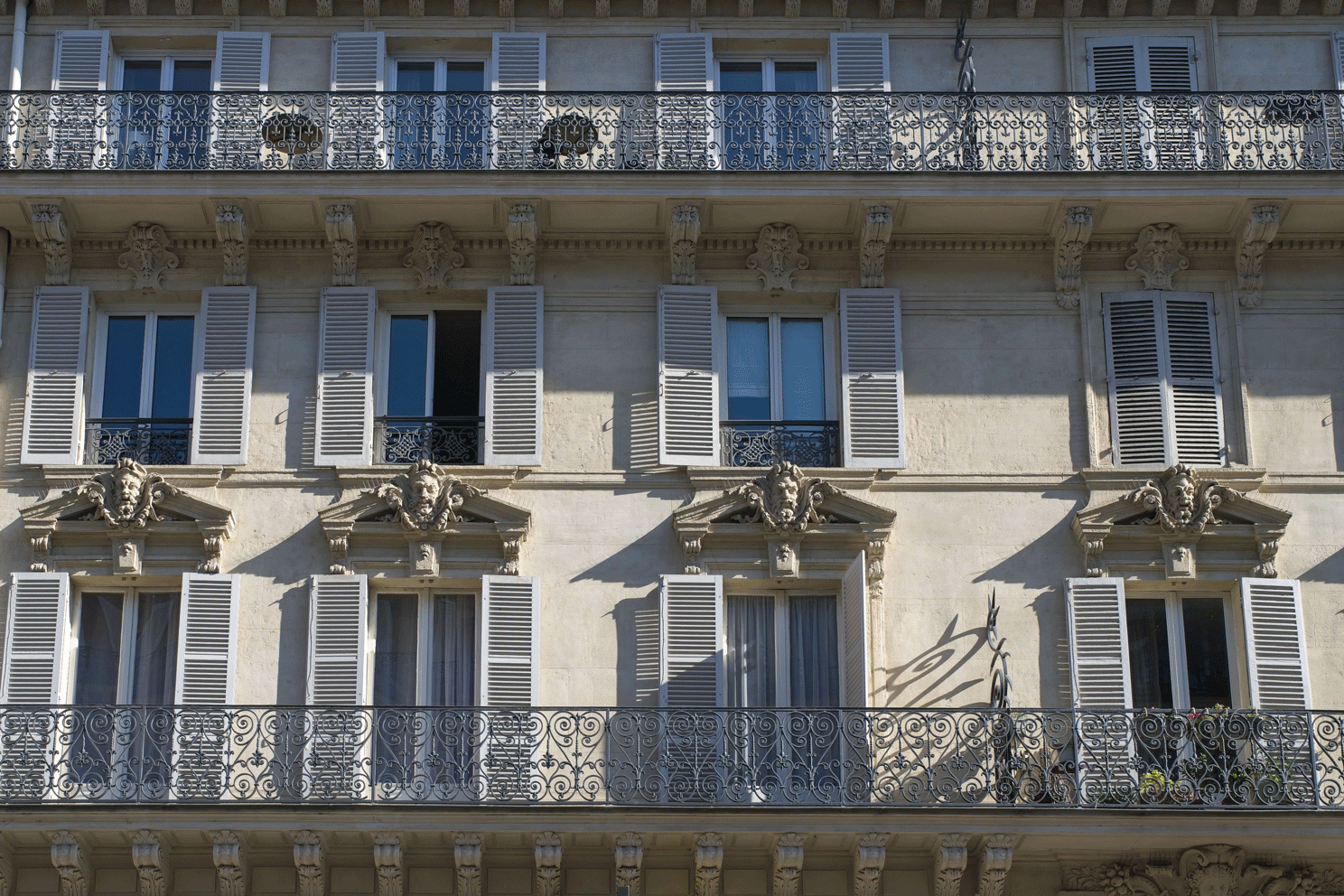 Façade d'un immeuble parisien idéal pour l'achat revente immobilier