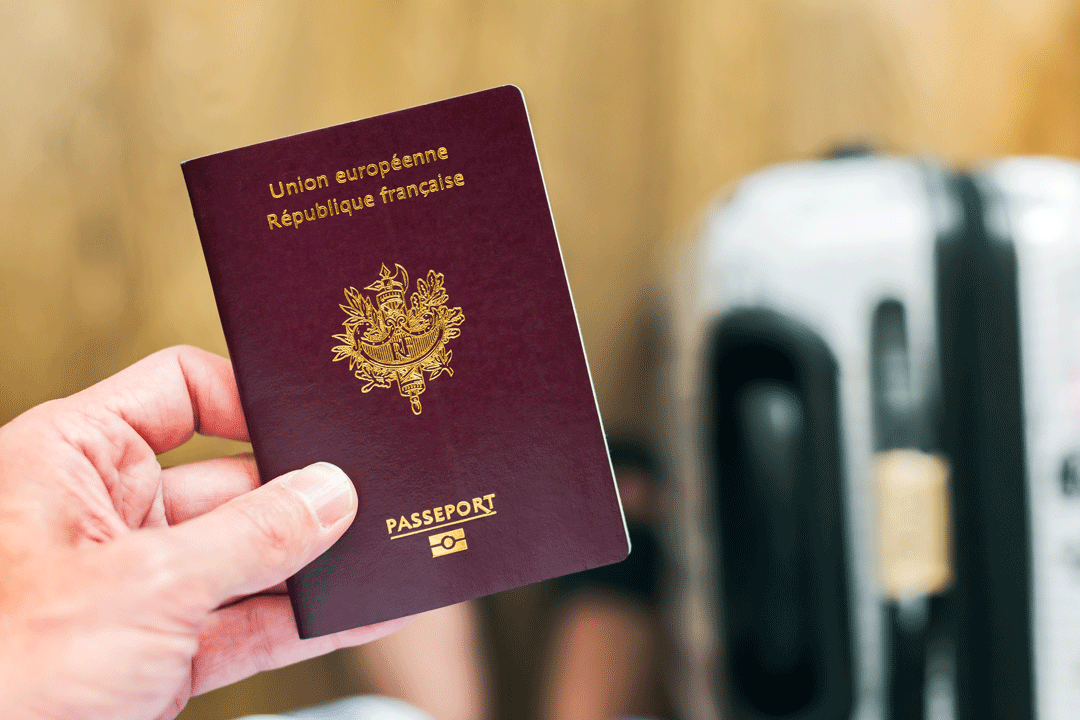 Un expatrié tenant son passeport